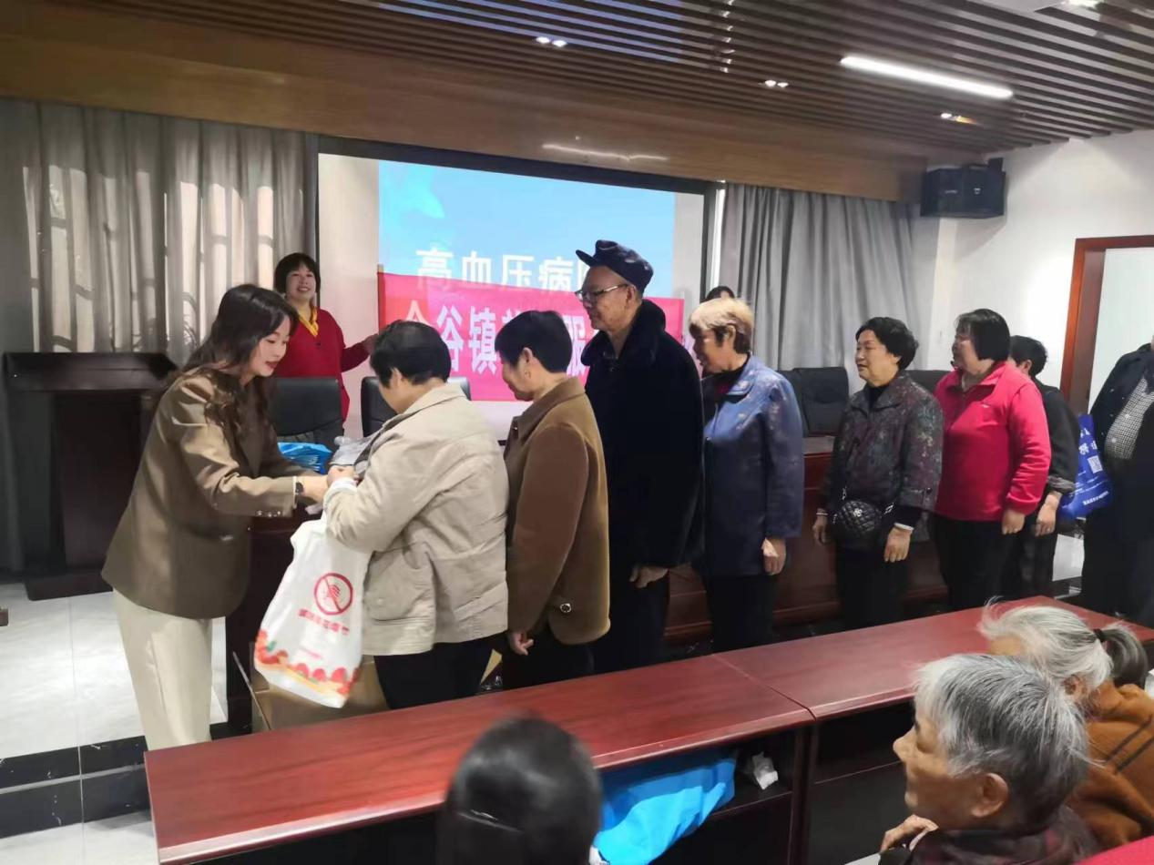 送知识 促康健—含谷镇养老服务中心开展高血压防治讲座